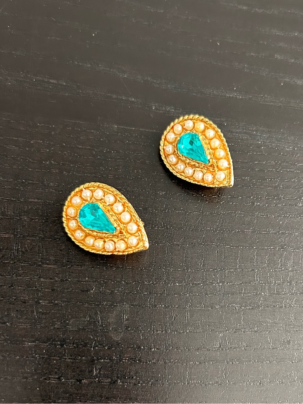Gold-tone Teardrop Faux Pearl Earrings with Vibrant Teal Crystal Stone Vintage! - Picture 5 of 9